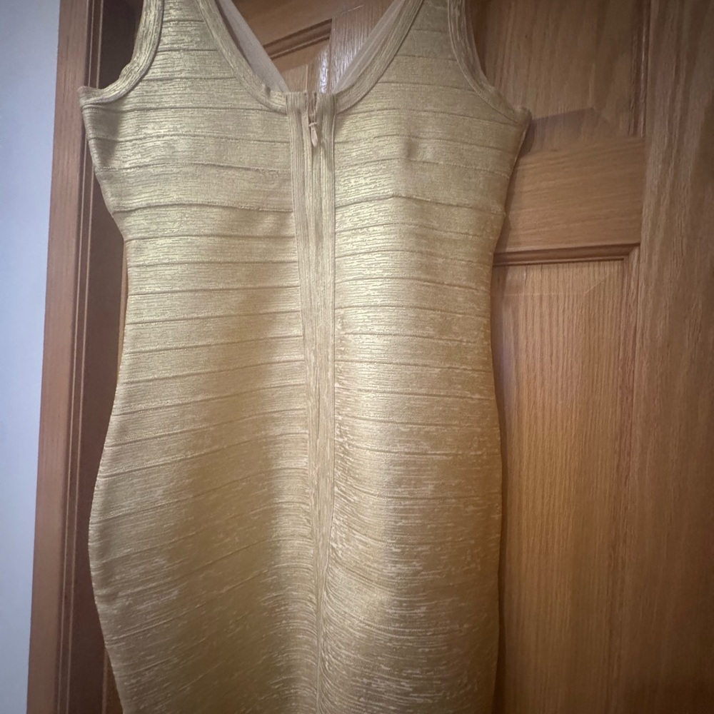 Elegant Gold Sleeveless Dress - Picture 5 of 6